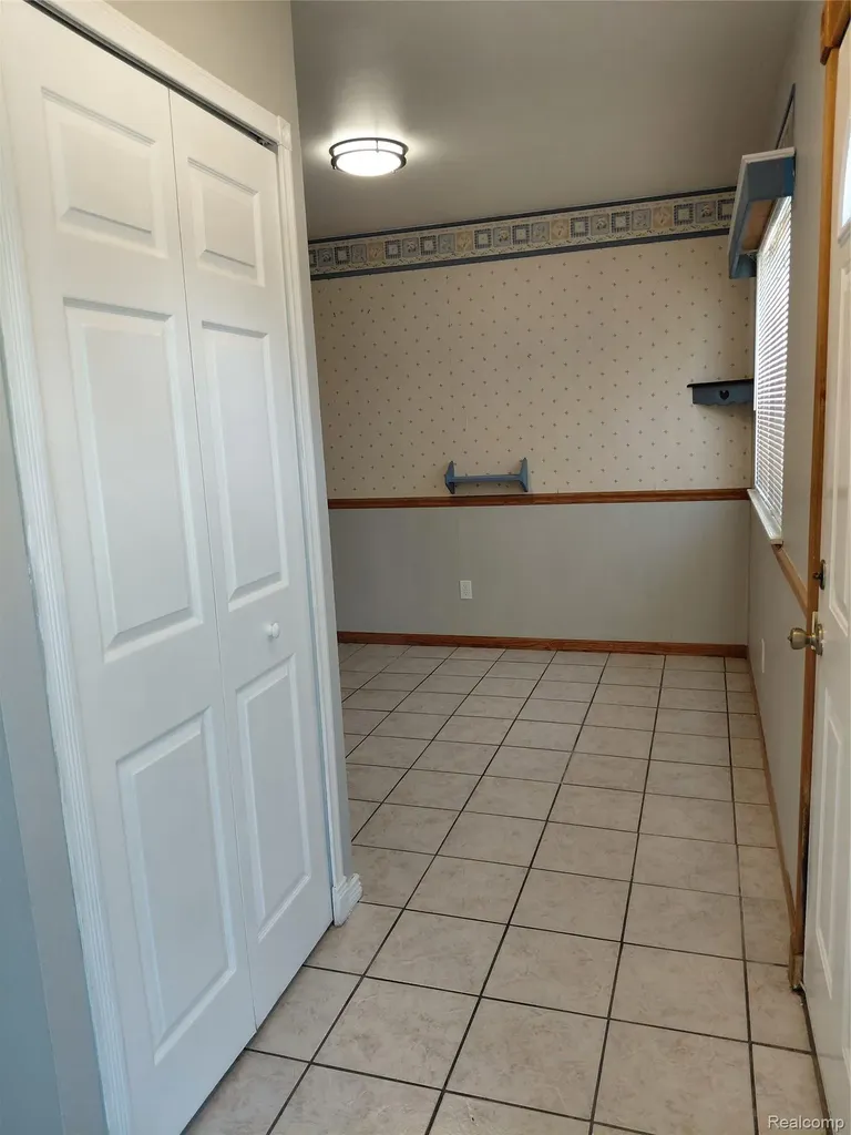 513 S Hawthorne Street Westland City MI 48186