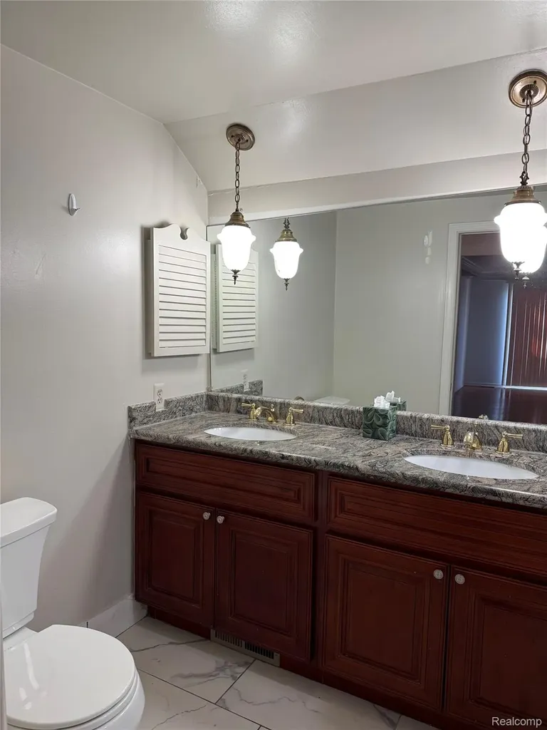 1867 Chipping Way Court Bloomfield Charter Township MI 48302