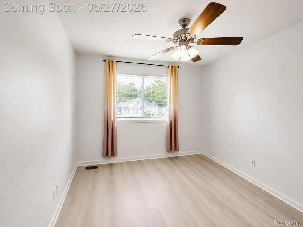 20471 Hollywood Street Harper Woods City MI 48225