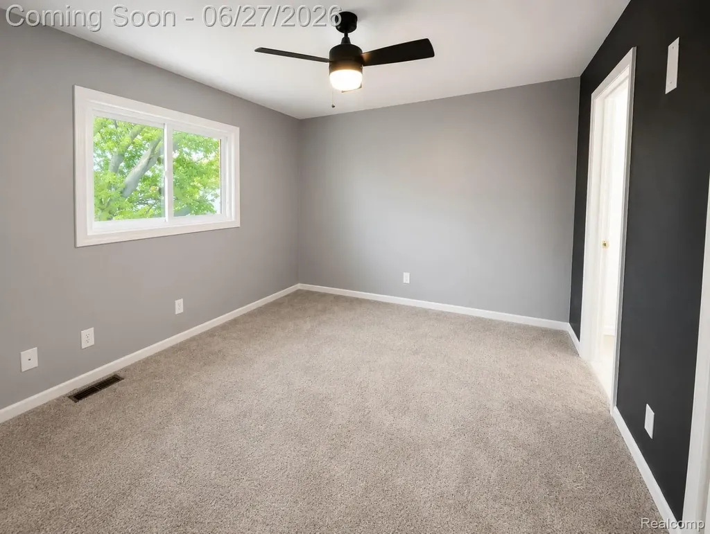 20471 Hollywood Street Harper Woods City MI 48225