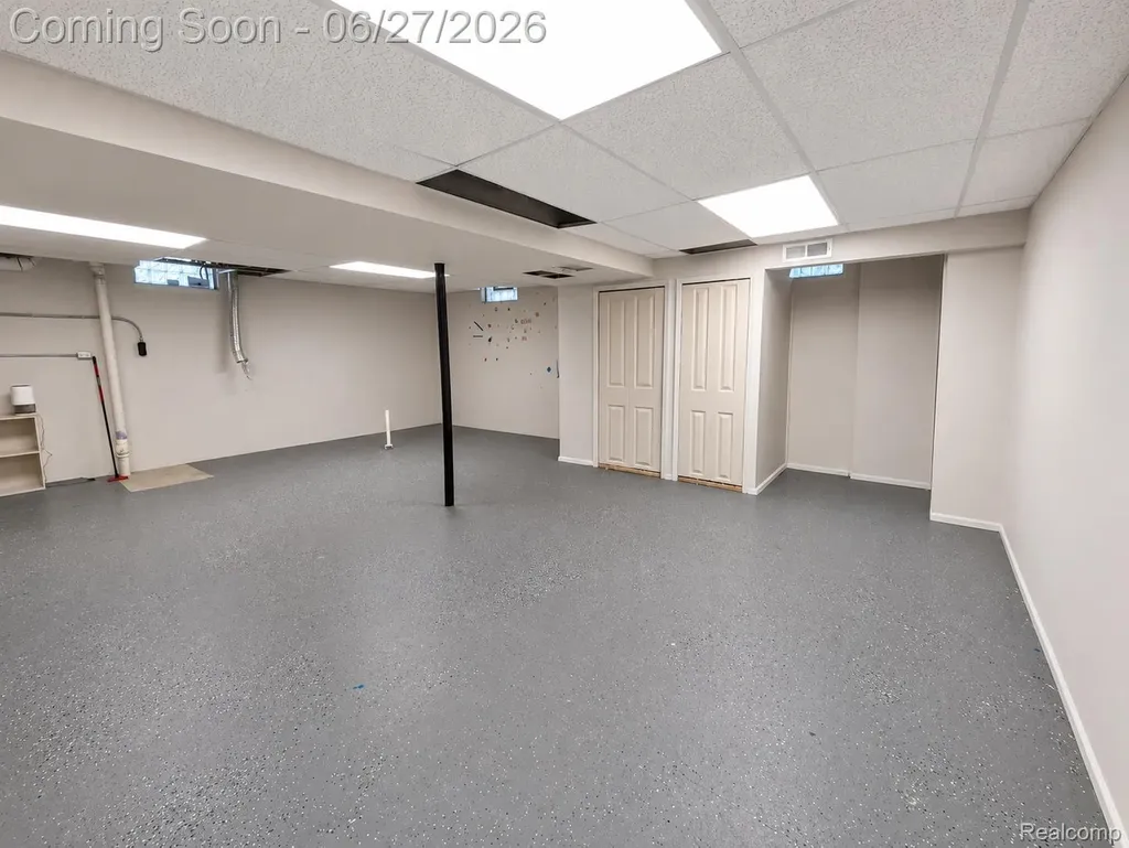 20471 Hollywood Street Harper Woods City MI 48225