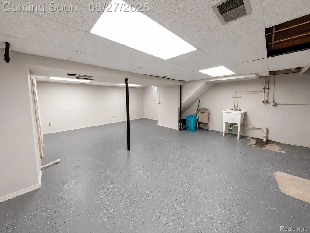 20471 Hollywood Street Harper Woods City MI 48225