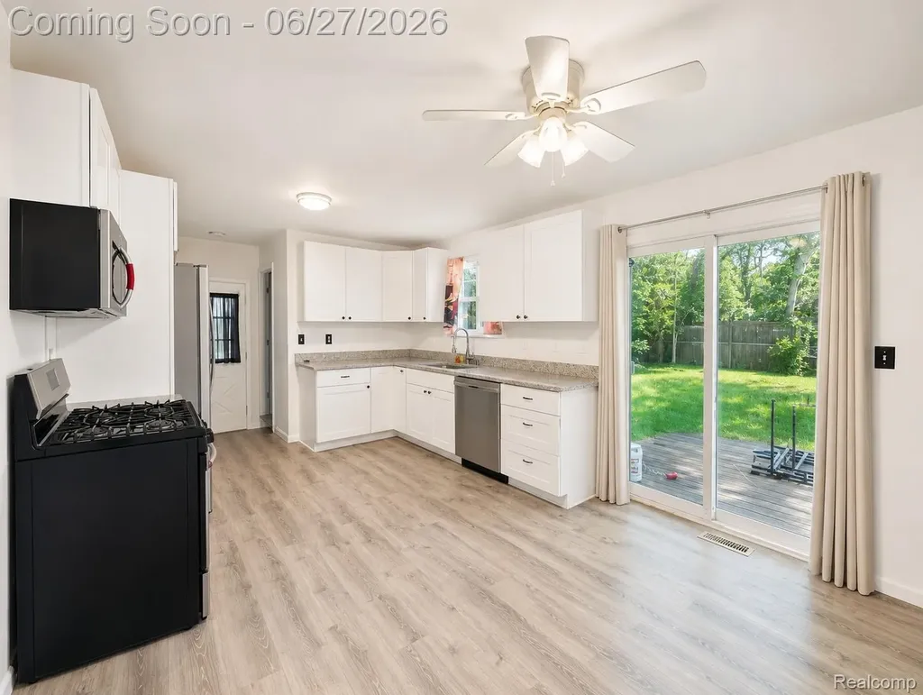 20471 Hollywood Street Harper Woods City MI 48225