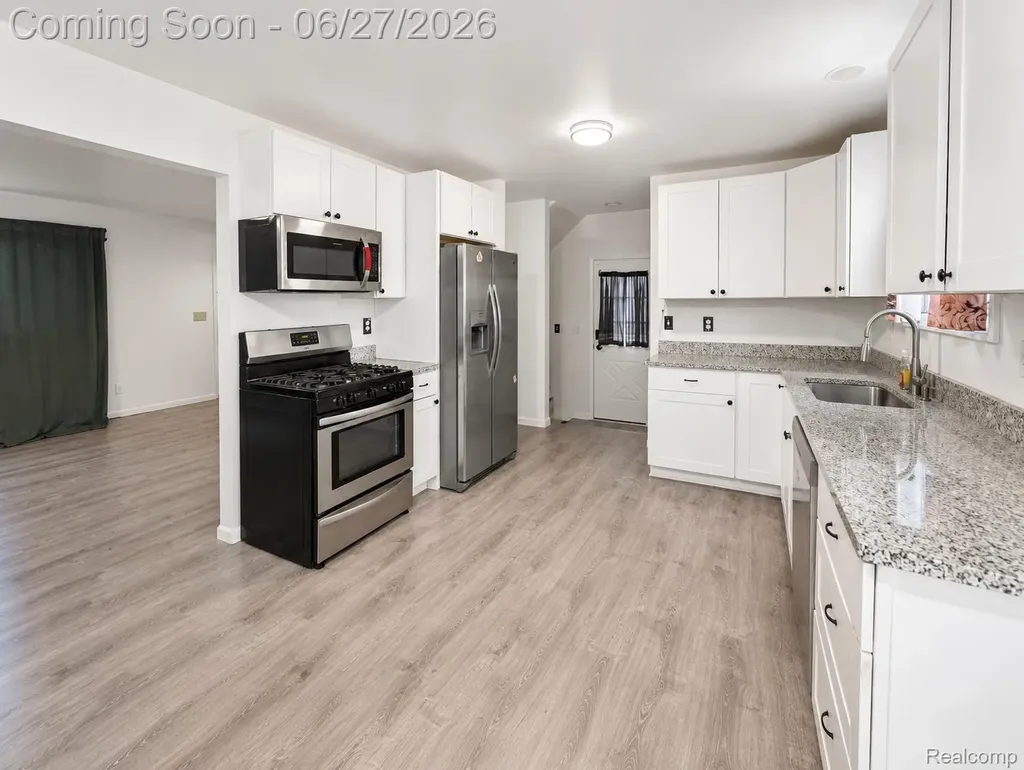 20471 Hollywood Street Harper Woods City MI 48225