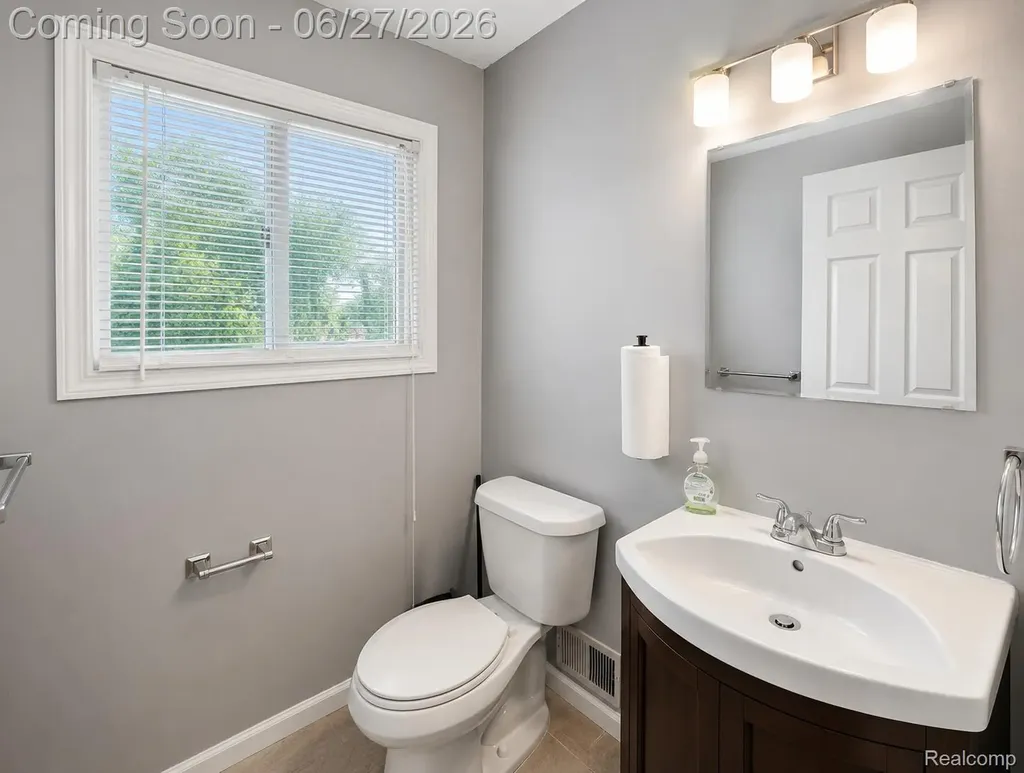 20471 Hollywood Street Harper Woods City MI 48225