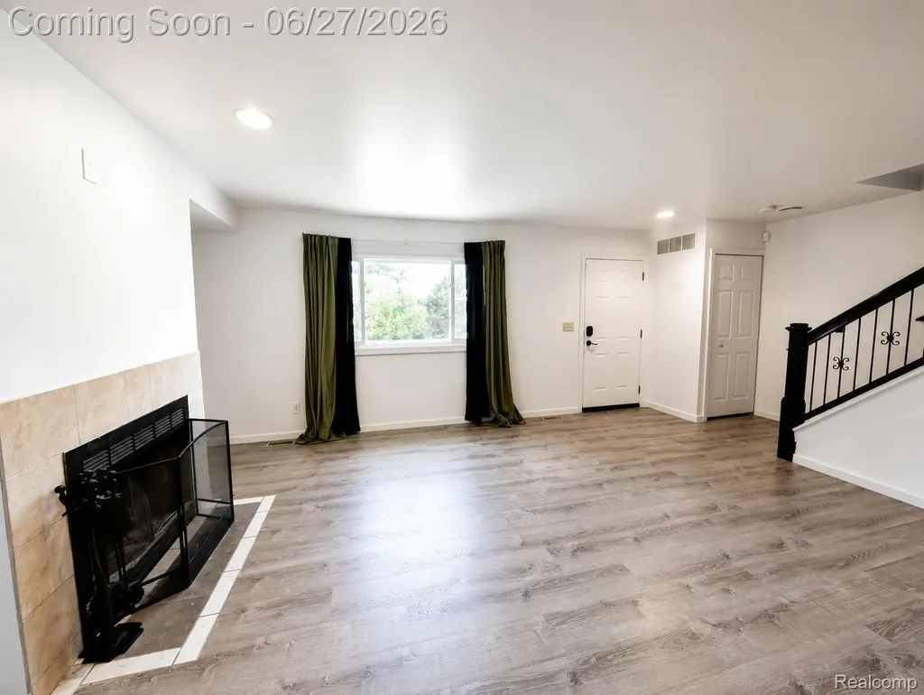 20471 Hollywood Street Harper Woods City MI 48225