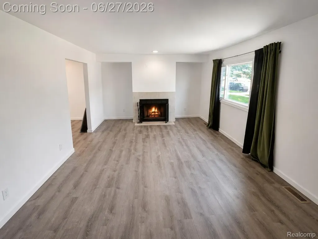 20471 Hollywood Street Harper Woods City MI 48225