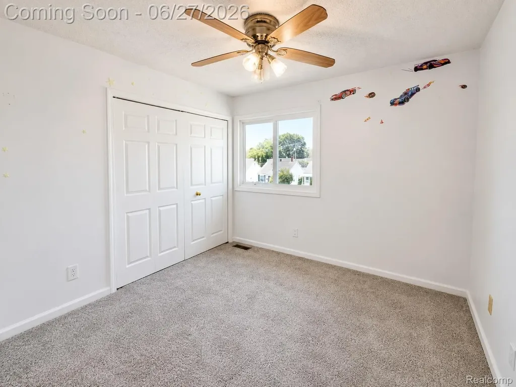 20471 Hollywood Street Harper Woods City MI 48225