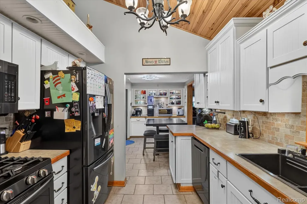 17 E 17 E White Lake Dr, Twin Lakes, Mi 49457 Drive Dalton Township MI 49457