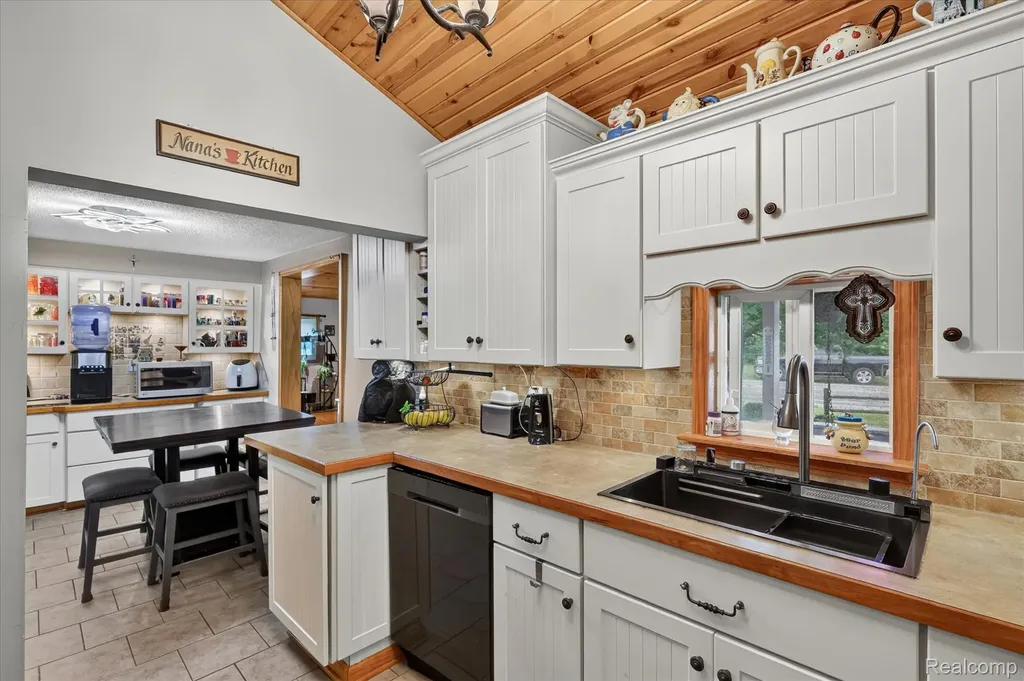 17 E 17 E White Lake Dr, Twin Lakes, Mi 49457 Drive Dalton Township MI 49457