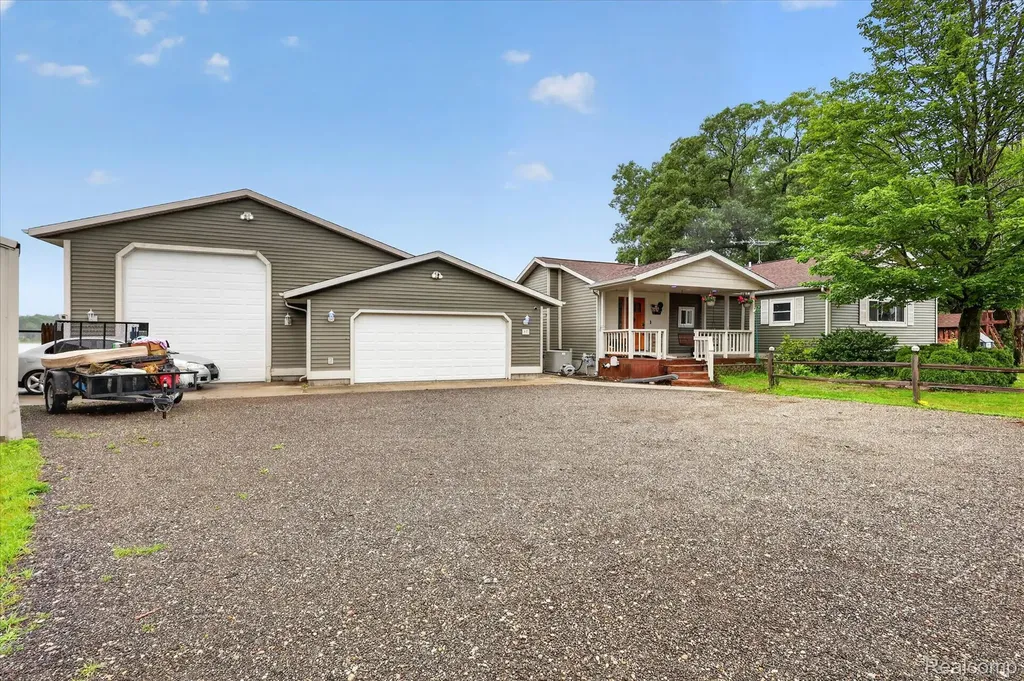 17 E 17 E White Lake Dr, Twin Lakes, Mi 49457 Drive Dalton Township MI 49457