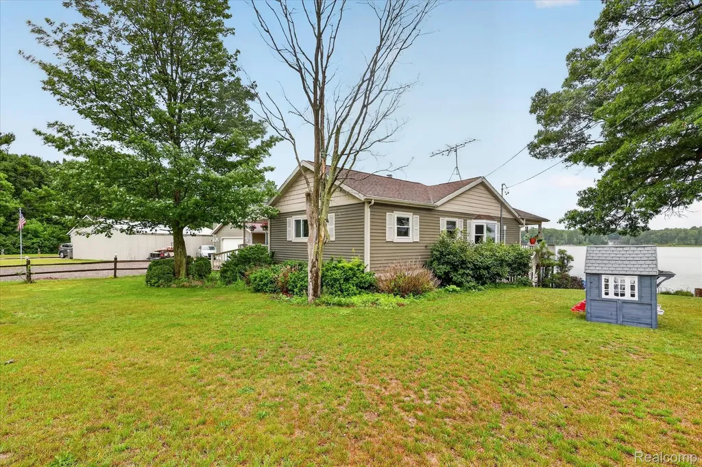 17 E 17 E White Lake Dr, Twin Lakes, Mi 49457 Drive Dalton Township MI 49457