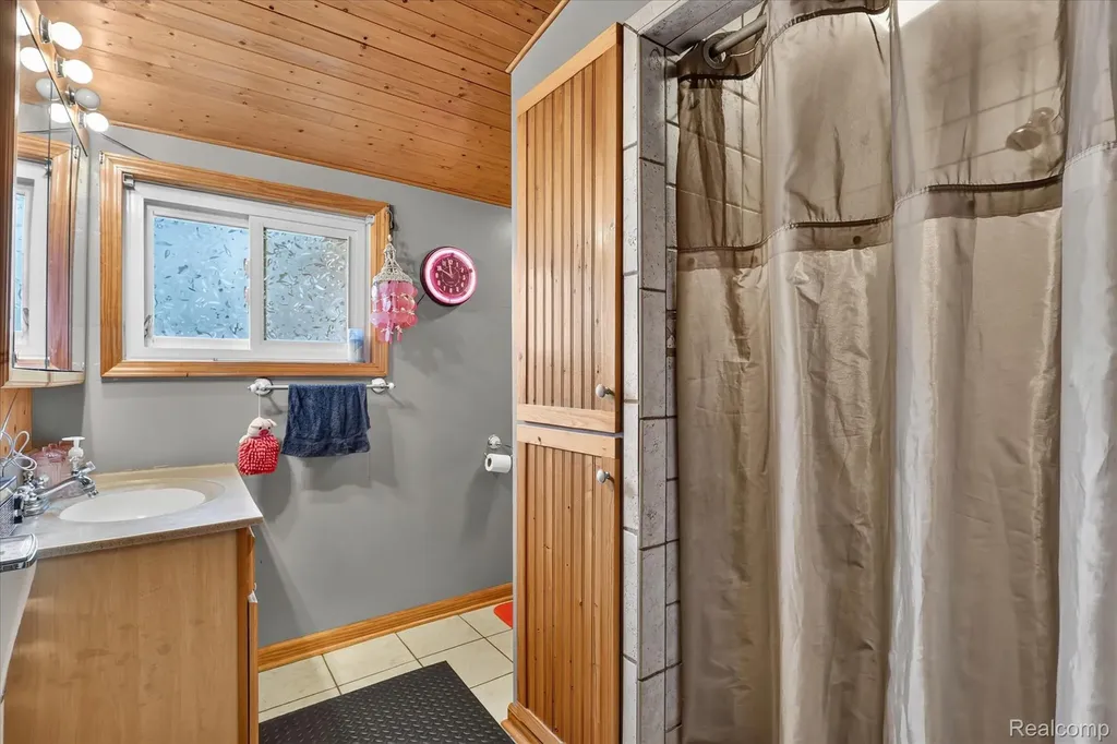 17 E 17 E White Lake Dr, Twin Lakes, Mi 49457 Drive Dalton Township MI 49457