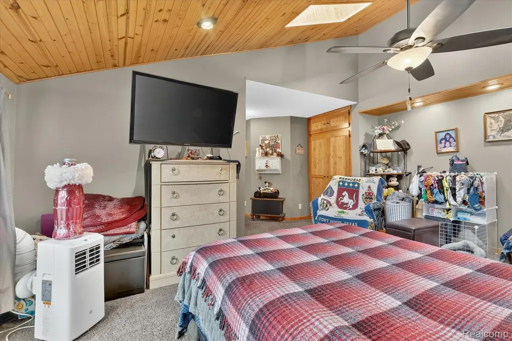 17 E 17 E White Lake Dr, Twin Lakes, Mi 49457 Drive Dalton Township MI 49457