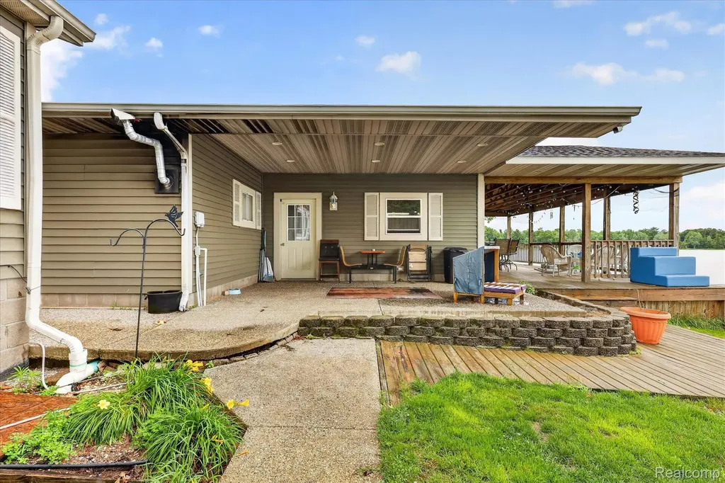 17 E 17 E White Lake Dr, Twin Lakes, Mi 49457 Drive Dalton Township MI 49457