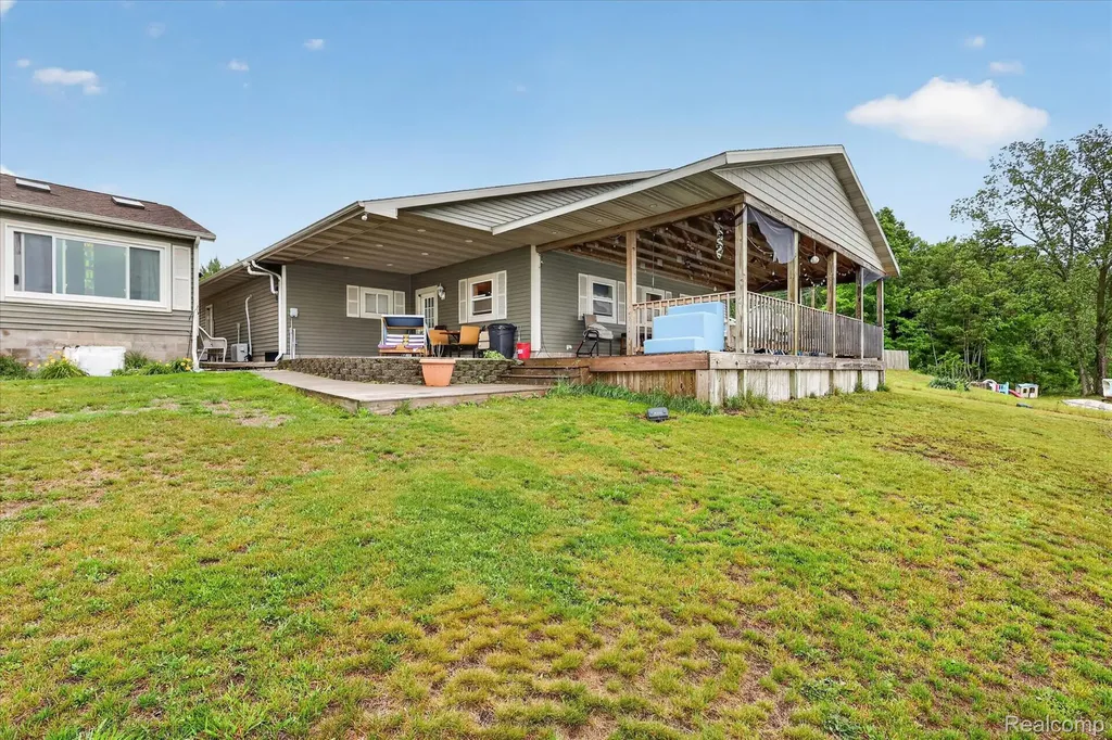 17 E 17 E White Lake Dr, Twin Lakes, Mi 49457 Drive Dalton Township MI 49457