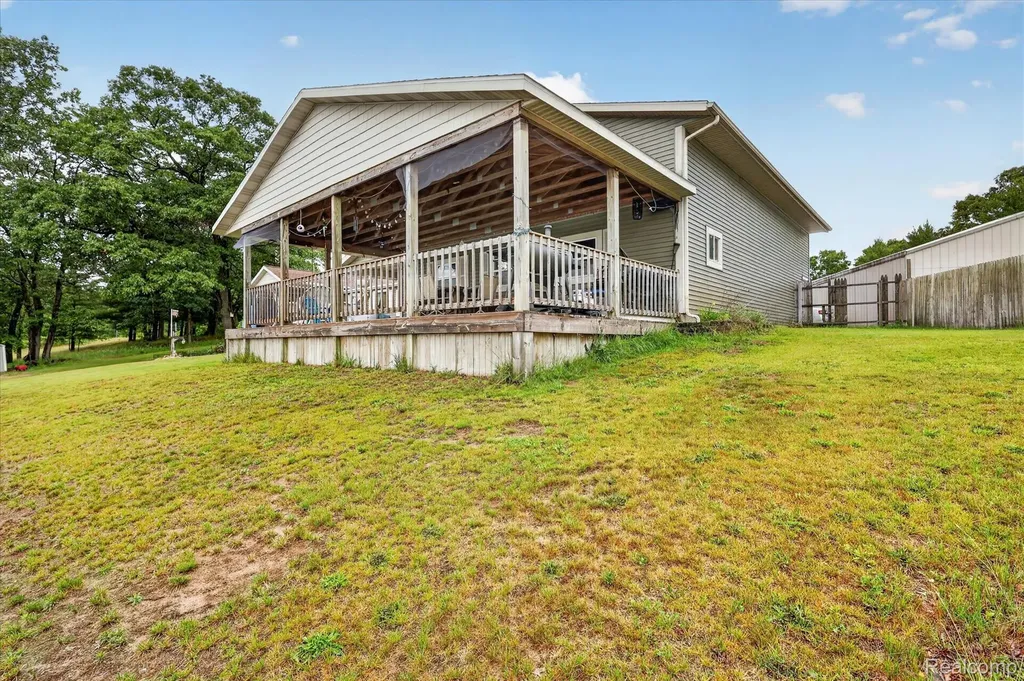 17 E 17 E White Lake Dr, Twin Lakes, Mi 49457 Drive Dalton Township MI 49457