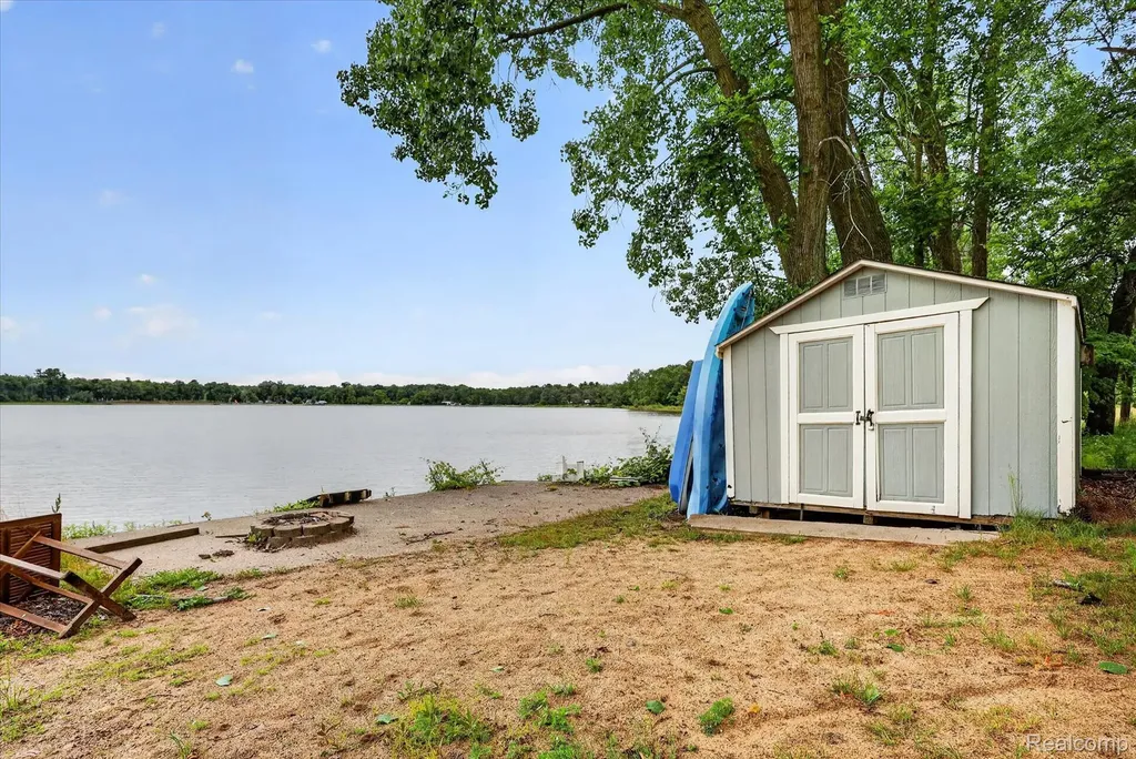 17 E 17 E White Lake Dr, Twin Lakes, Mi 49457 Drive Dalton Township MI 49457