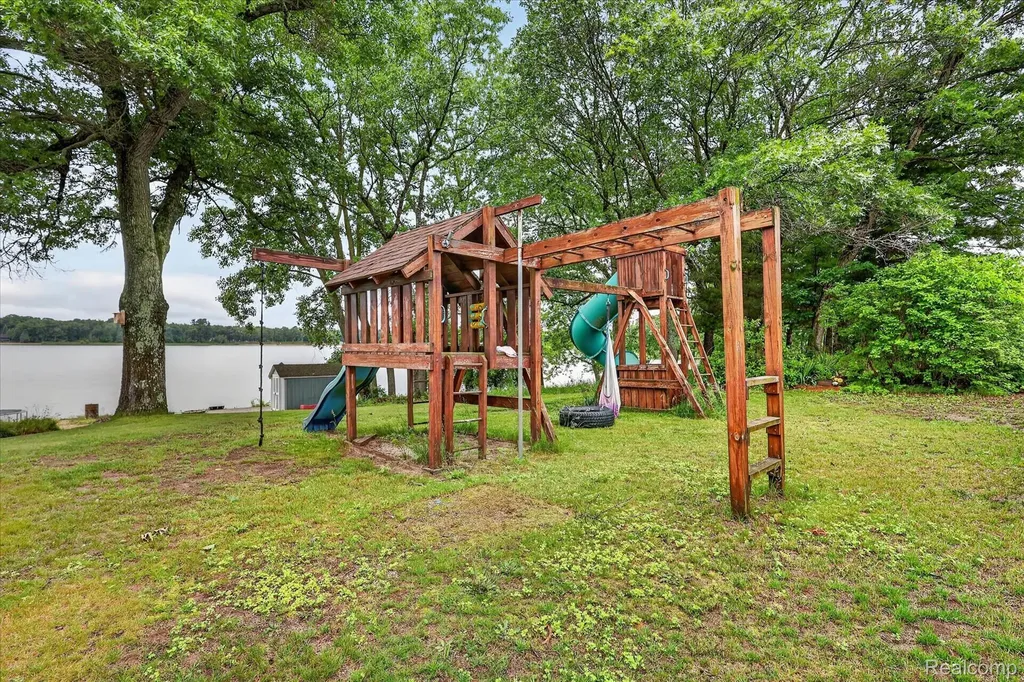 17 E 17 E White Lake Dr, Twin Lakes, Mi 49457 Drive Dalton Township MI 49457