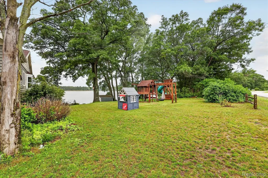 17 E White Lake Dr, Twin Lakes, Mi 49457 Drive Dalton Township MI 49457