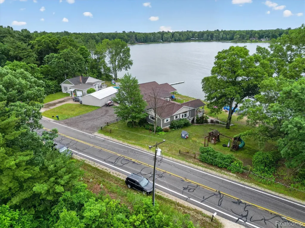 17 E 17 E White Lake Dr, Twin Lakes, Mi 49457 Drive Dalton Township MI 49457