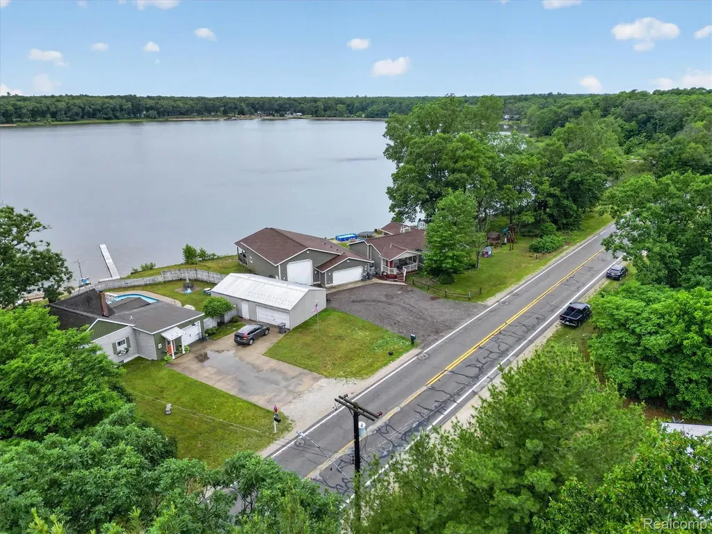 17 E White Lake Dr, Twin Lakes, Mi 49457 Drive Dalton Township MI 49457