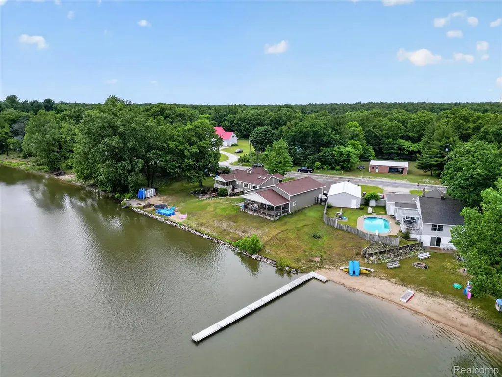 17 E 17 E White Lake Dr, Twin Lakes, Mi 49457 Drive Dalton Township MI 49457