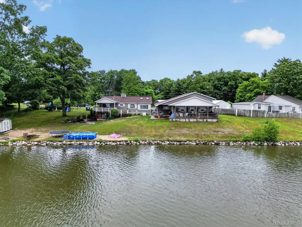 17 E 17 E White Lake Dr, Twin Lakes, Mi 49457 Drive Dalton Township MI 49457