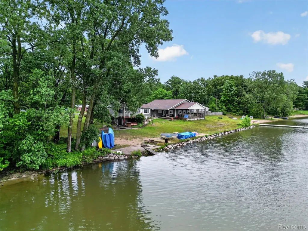 17 E 17 E White Lake Dr, Twin Lakes, Mi 49457 Drive Dalton Township MI 49457