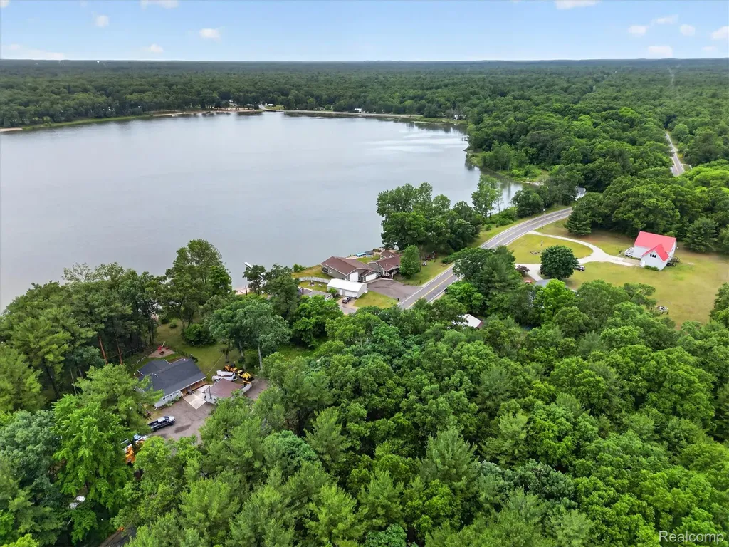 17 E 17 E White Lake Dr, Twin Lakes, Mi 49457 Drive Dalton Township MI 49457