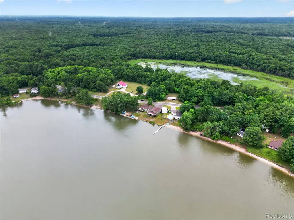 17 E 17 E White Lake Dr, Twin Lakes, Mi 49457 Drive Dalton Township MI 49457