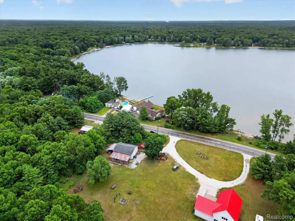 17 E 17 E White Lake Dr, Twin Lakes, Mi 49457 Drive Dalton Township MI 49457