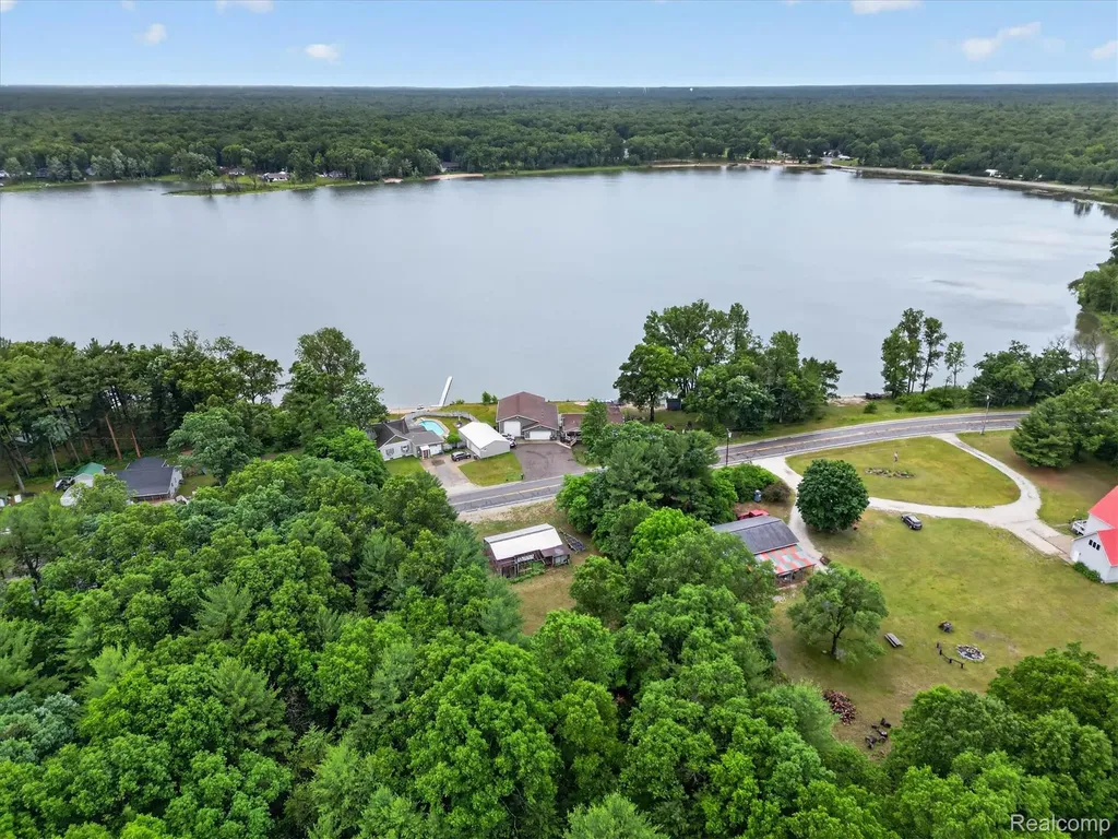 17 E 17 E White Lake Dr, Twin Lakes, Mi 49457 Drive Dalton Township MI 49457