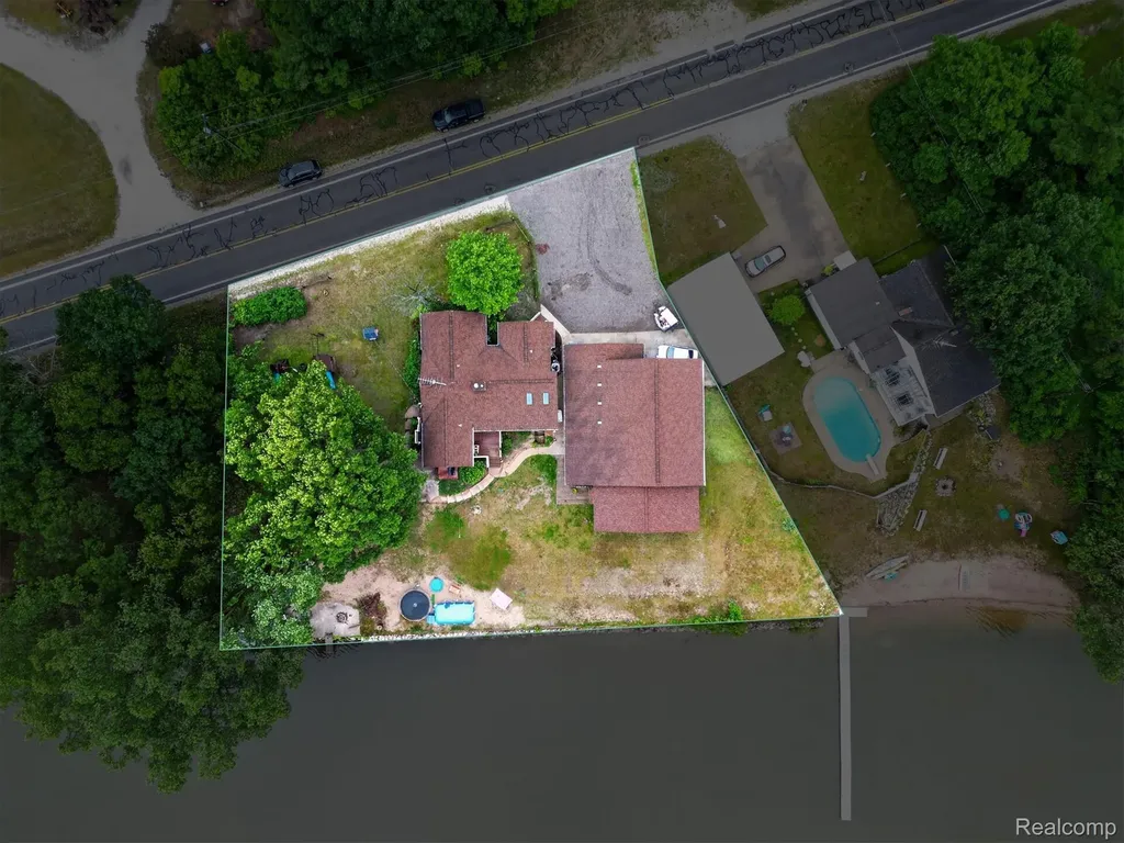 17 E 17 E White Lake Dr, Twin Lakes, Mi 49457 Drive Dalton Township MI 49457
