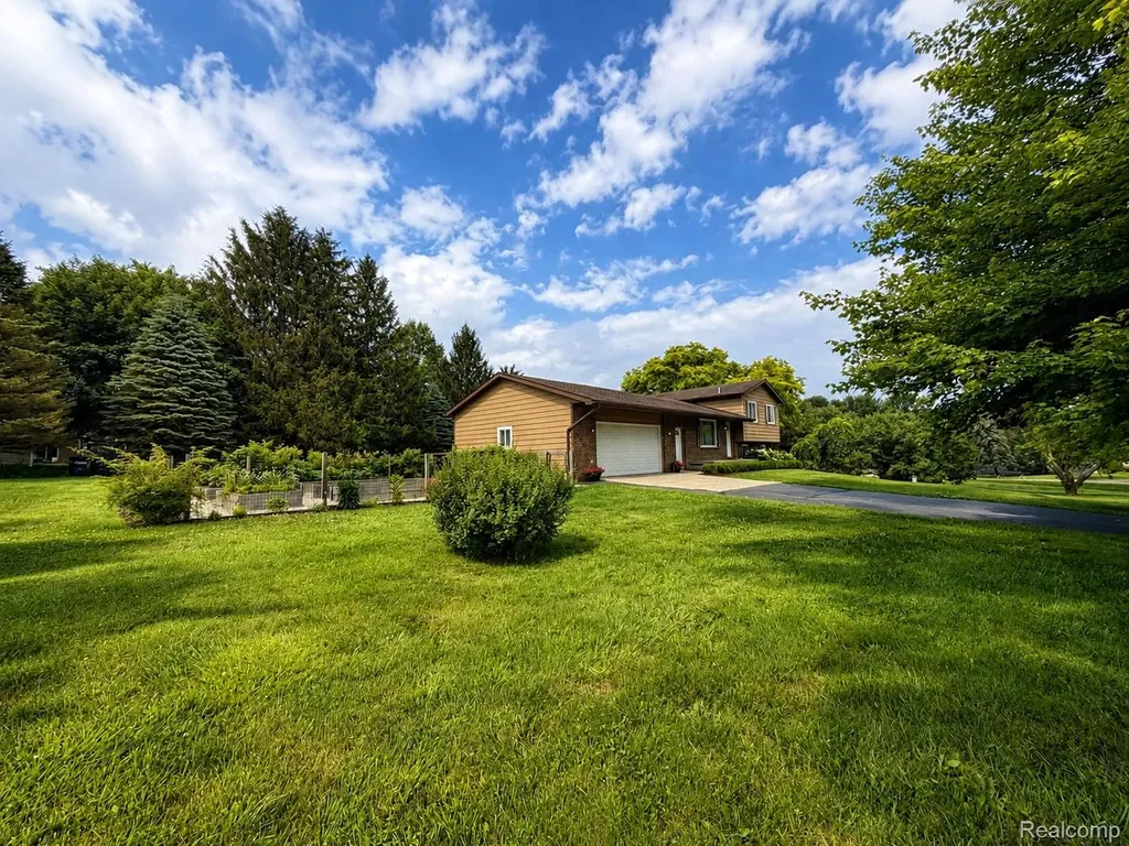 977 Mary Drive Lapeer Township MI 48446