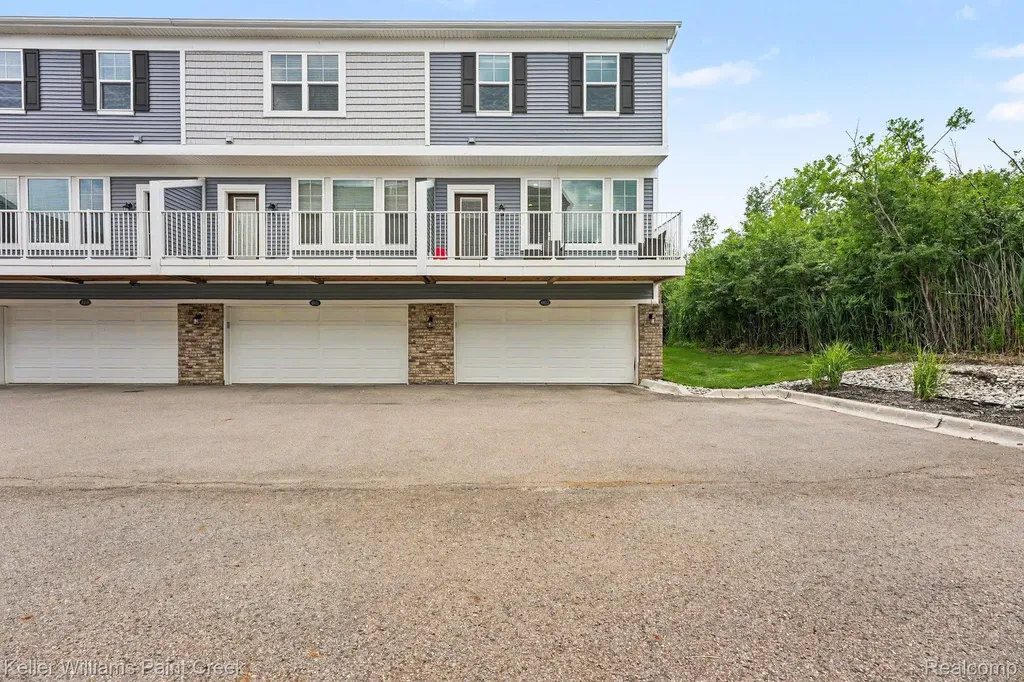 4923 Treeside Lane Troy City MI 48098