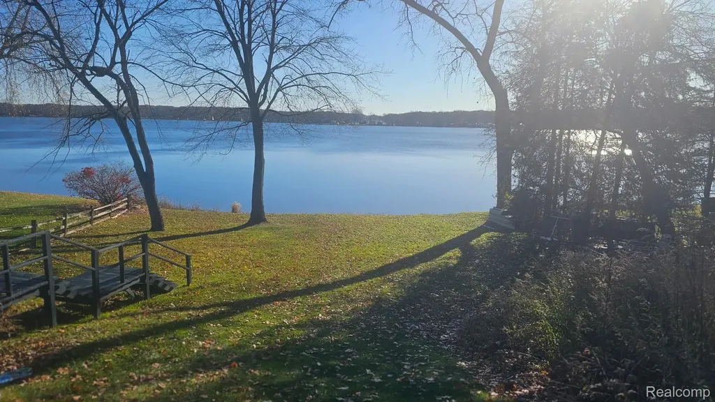 000 Hillpoint Drive Hamburg Township MI 48116