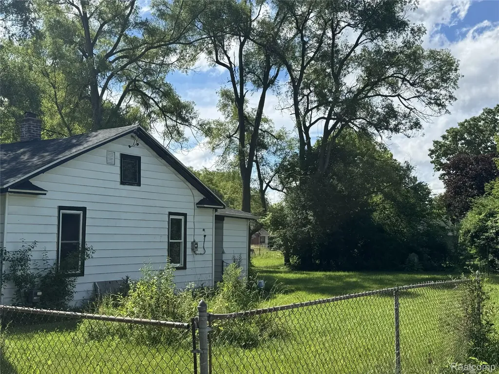 2418 Morris Street Saginaw City MI 48601