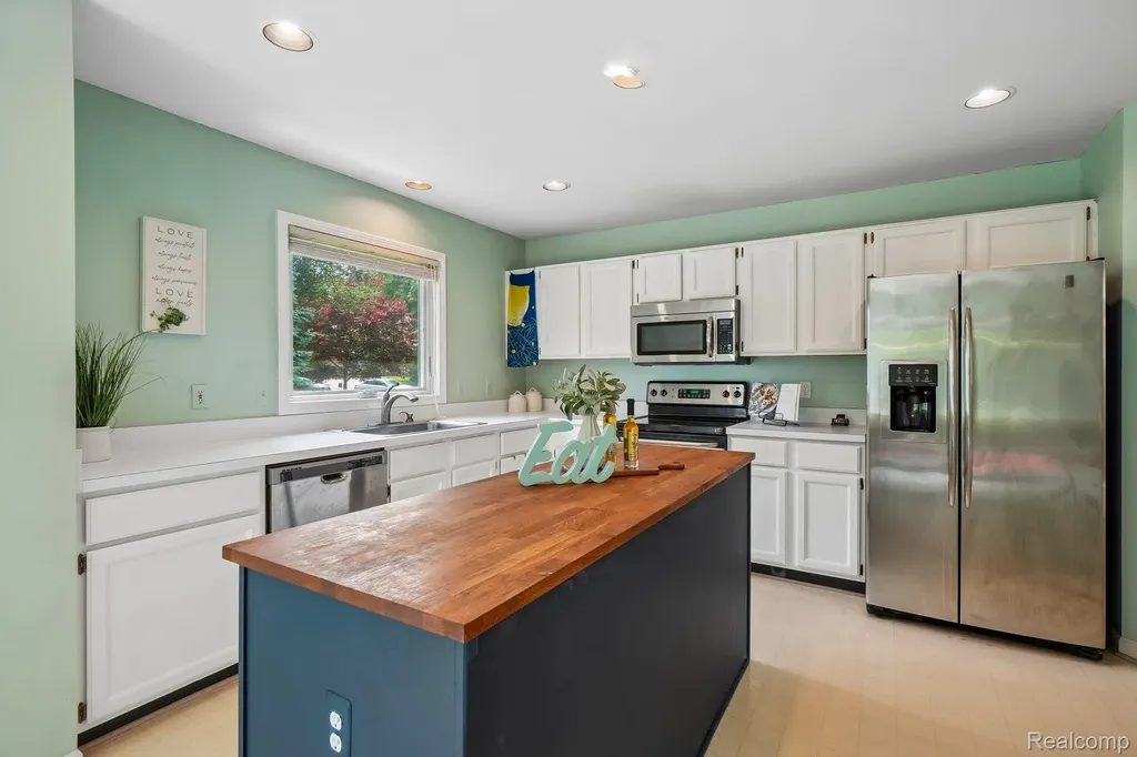 42738 Wimbleton Way Novi City MI 48377