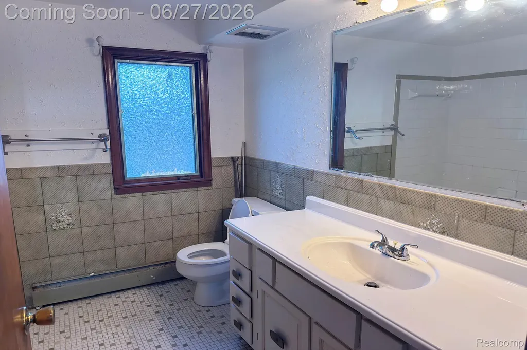 16650 Walcliff Drive Clinton Charter Township MI 48035