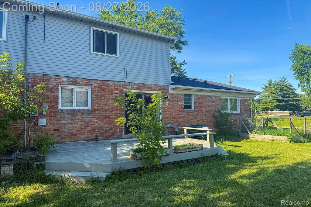 16650 Walcliff Drive Clinton Charter Township MI 48035