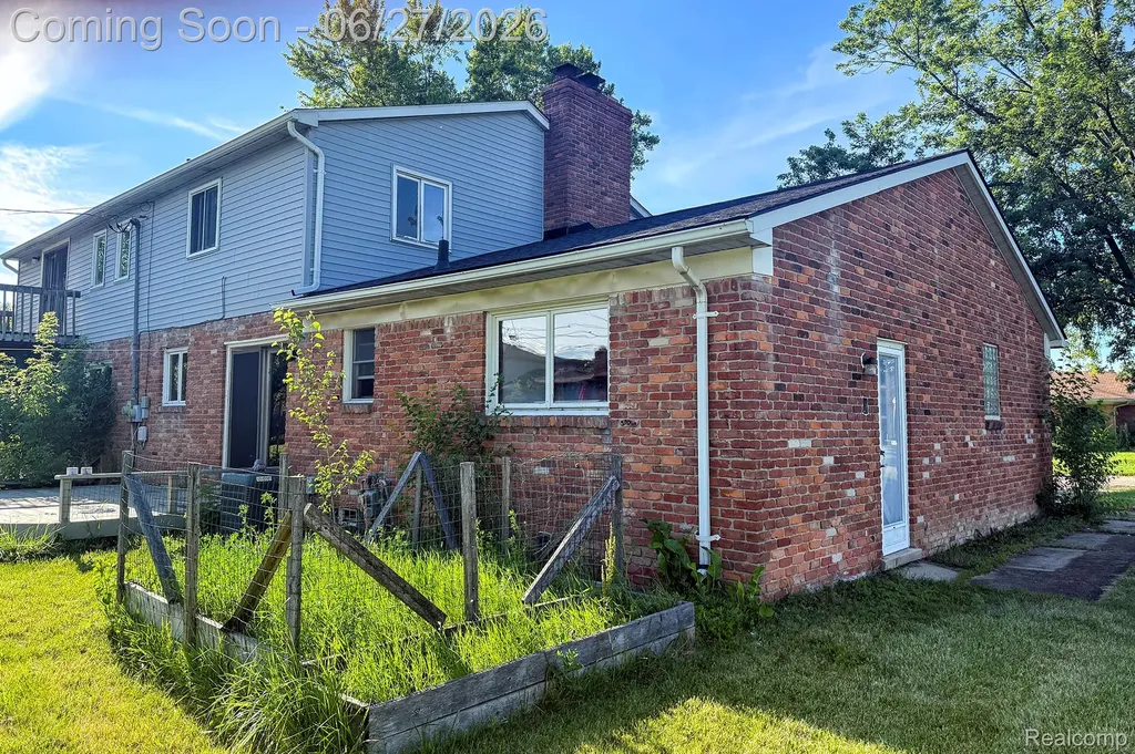 16650 Walcliff Drive Clinton Charter Township MI 48035
