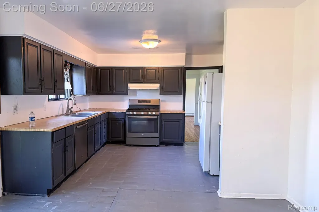 16650 Walcliff Drive Clinton Charter Township MI 48035