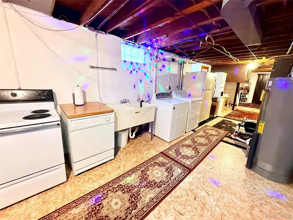 8152 Potomac Center Line City MI 48015