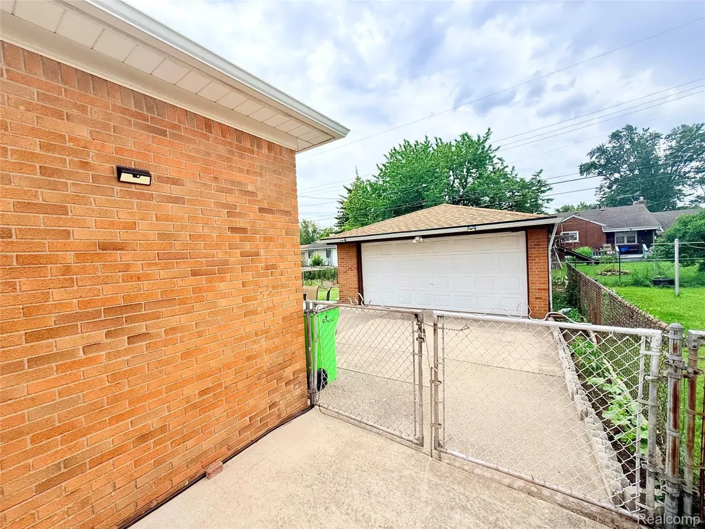 8152 Potomac Center Line City MI 48015