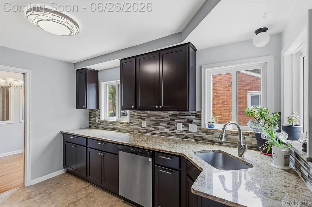 24671 Kenosha Street Oak Park City MI 48237