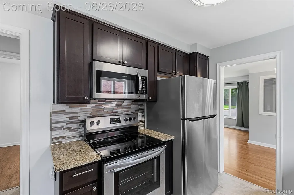 24671 Kenosha Street Oak Park City MI 48237