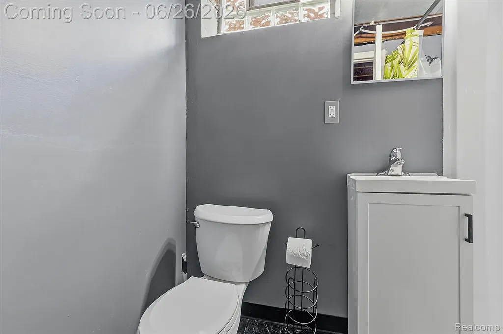 24671 Kenosha Street Oak Park City MI 48237
