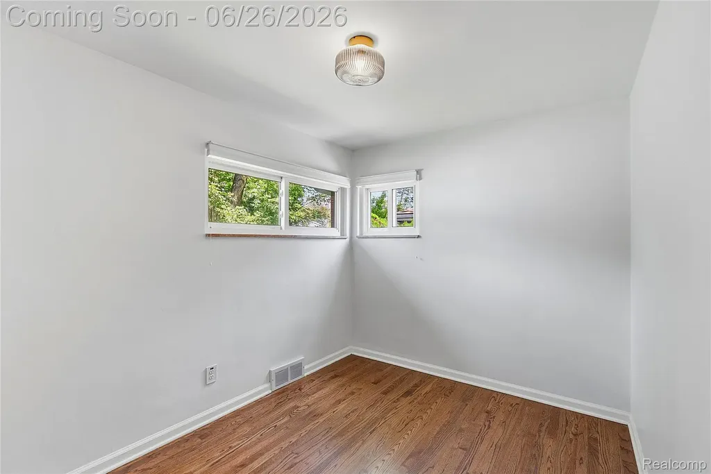 24671 Kenosha Street Oak Park City MI 48237