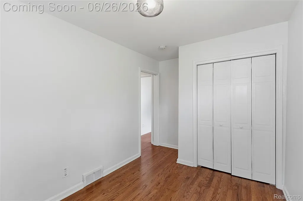 24671 Kenosha Street Oak Park City MI 48237